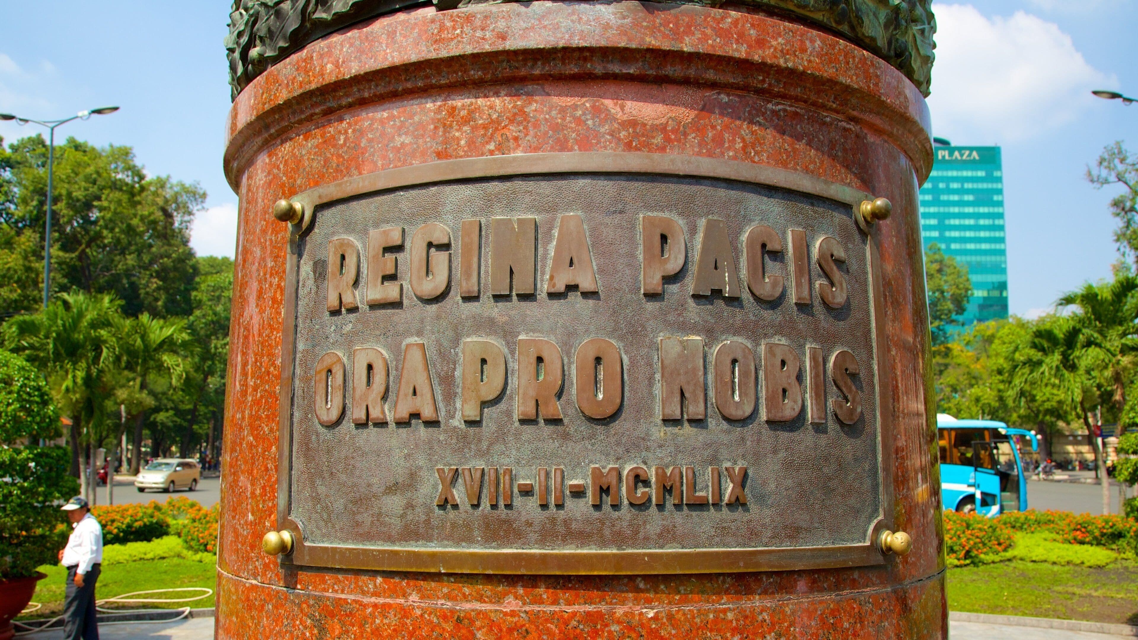 Notre-Dame-basilikaen i Saigon fasiliteter samt monument og skilt