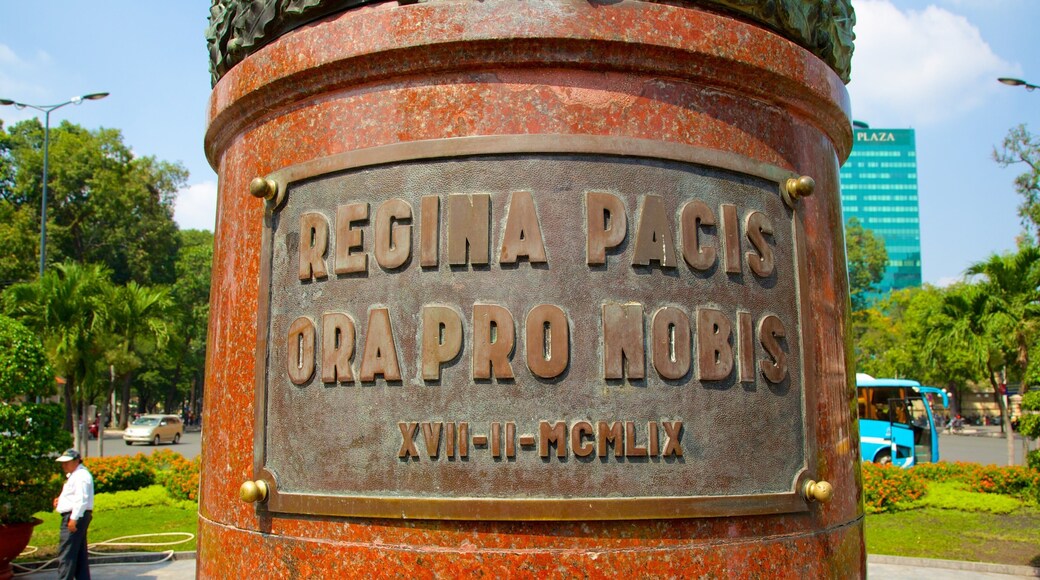 Notre-Dame-basilikaen i Saigon fasiliteter samt monument og skilt