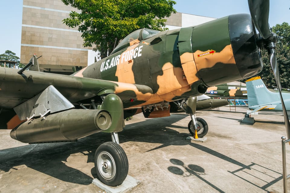 Una aeronave militar con pintura de camuflaje y la inscripción "U.S. AIR FORCE" en su lateral.