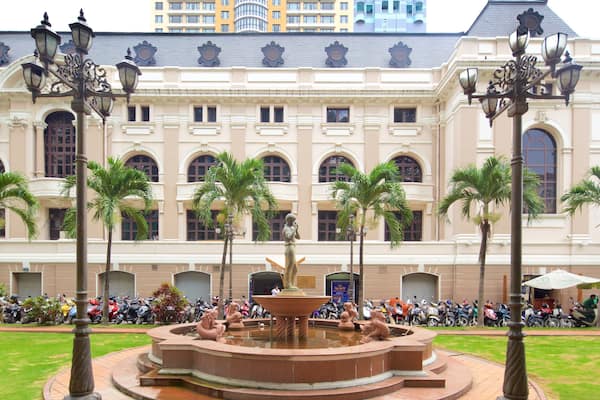 Saigonin oopperatalo featuring lähde ja vanha arkkitehtuuri