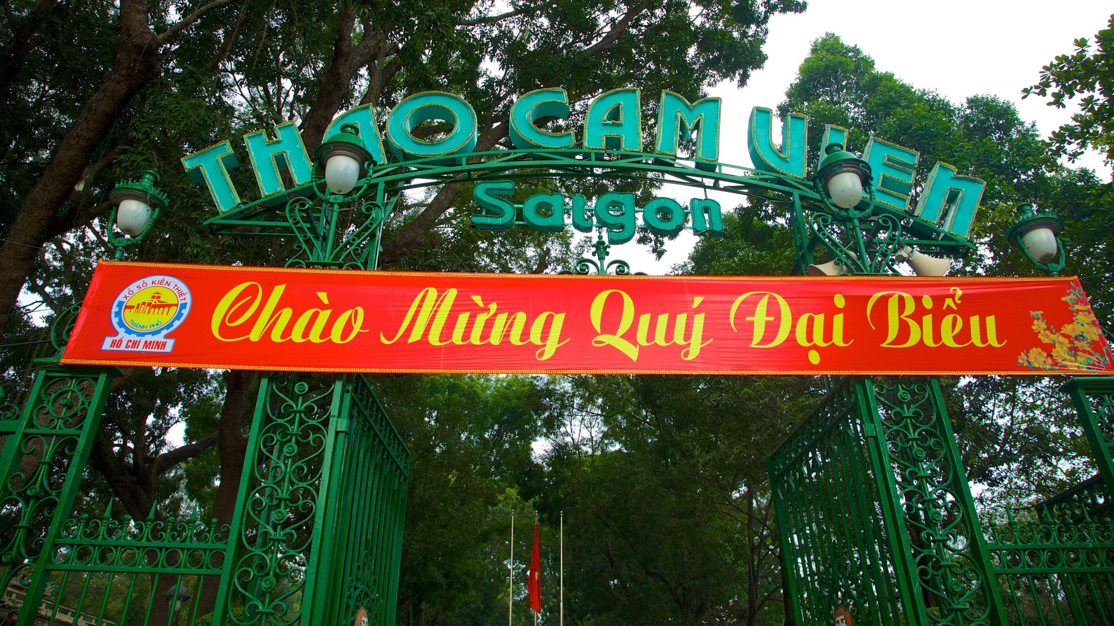 A sign with 'Thuc Canh' and 'Chon Minh Quan Dai Bien' written on it.