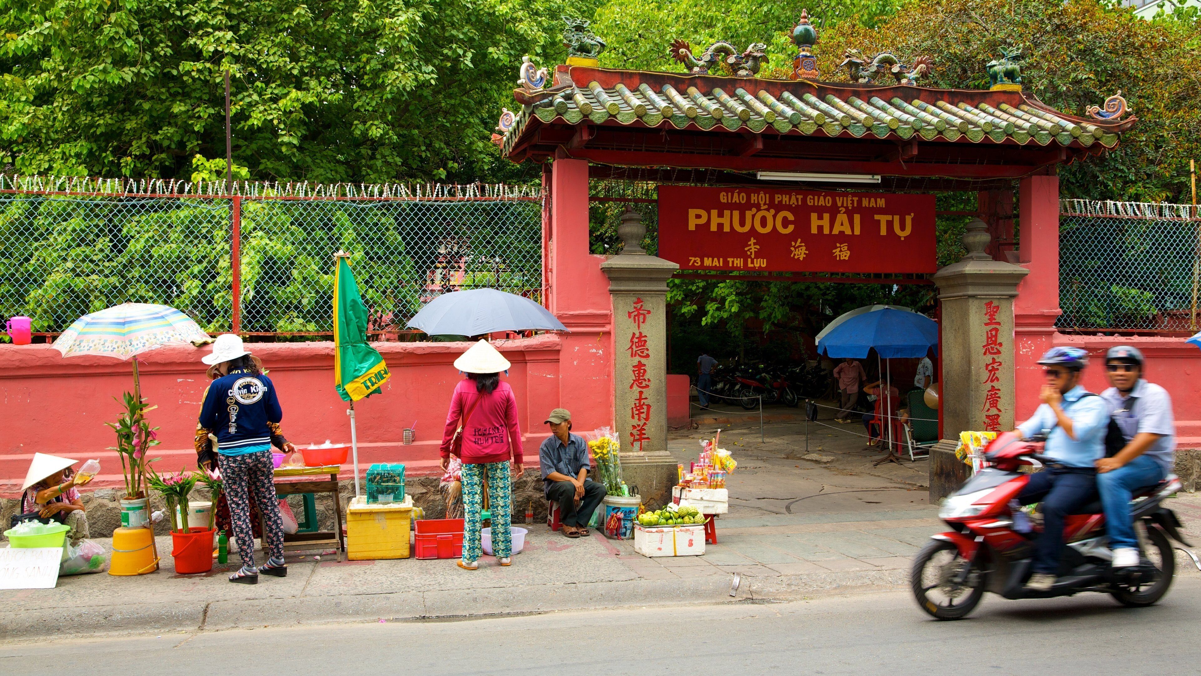 Jadekeiserens pagode som inkluderer gatescener, marked og skilt