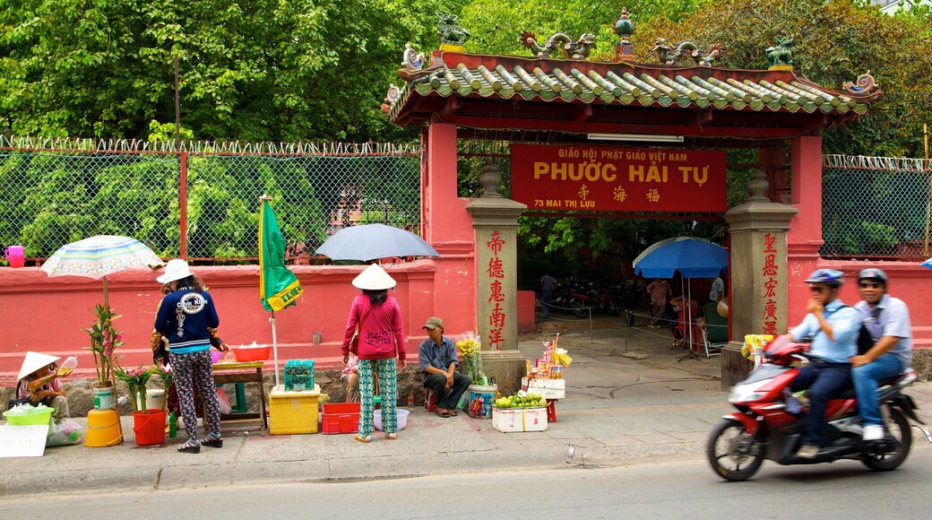 Jadekeiserens pagode som inkluderer gatescener, marked og skilt
