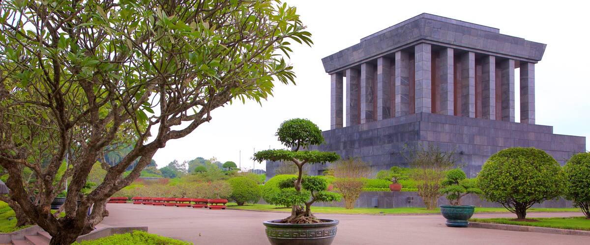 Ho Chi Minh Mausoleum which includes a monument and a park