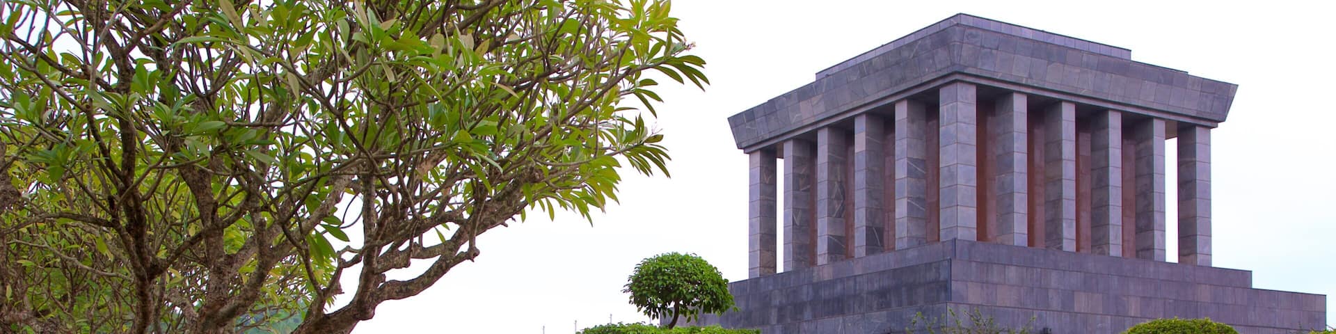 Mausoleo di Ho Chi Minh mostrando monumento e parco