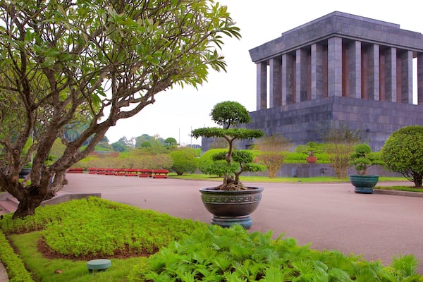 Ho Chi Minh-mausoleet som viser en park og et monument