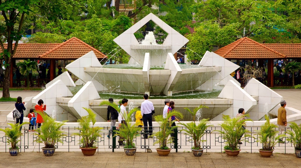 Ho Chi Minh-museum en ook een grote groep mensen