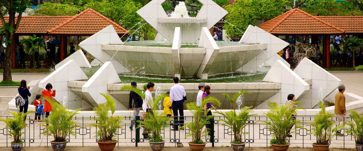 Museo de Ho Chi Minh y también un gran grupo de personas