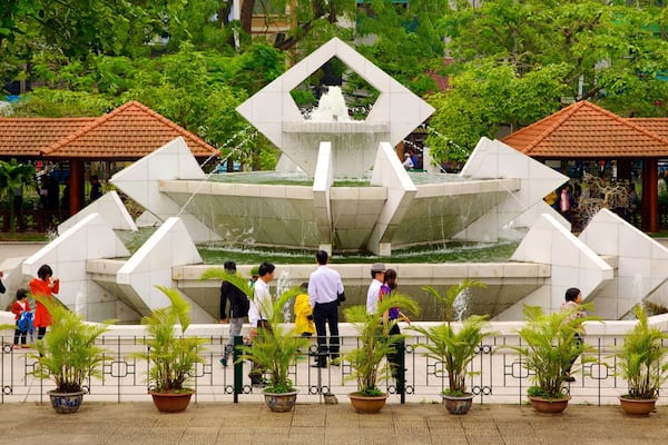 Ho Chi Minh-museet såvel som en stor gruppe mennesker