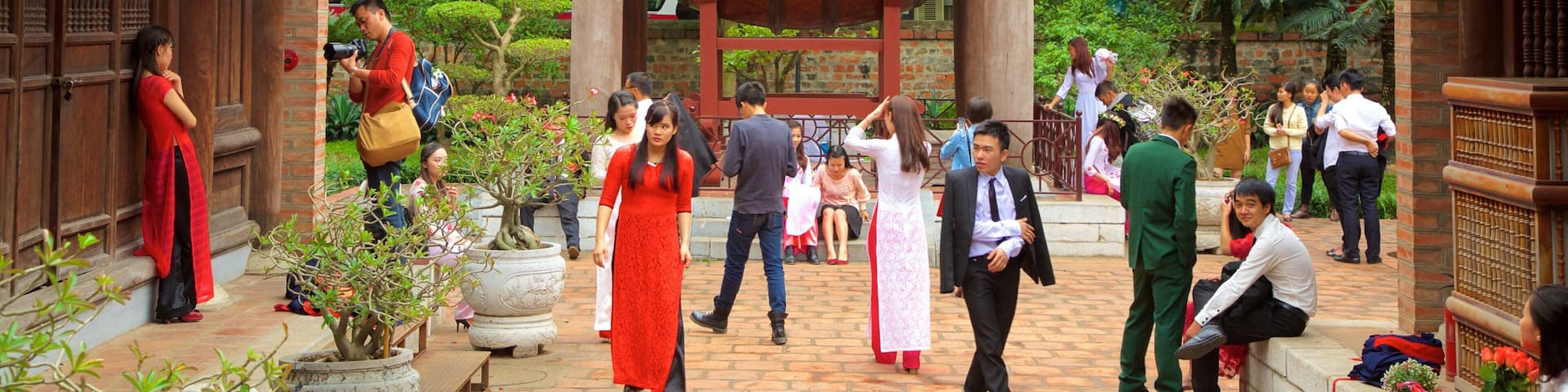 Temple de Literature mettant en vedette temple ou lieu de culte aussi bien que important groupe de personnes