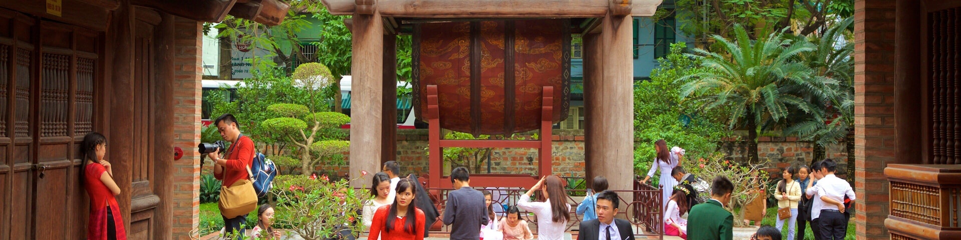 文廟 设有 寺廟或宗教聖地 以及 大群人