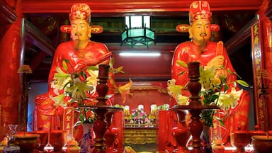 Temple of Literature showing interior views, a temple or place of worship and religious aspects