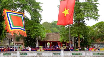 Templo da Literatura caracterizando um templo ou local de adoração e um jardim assim como um grande grupo de pessoas