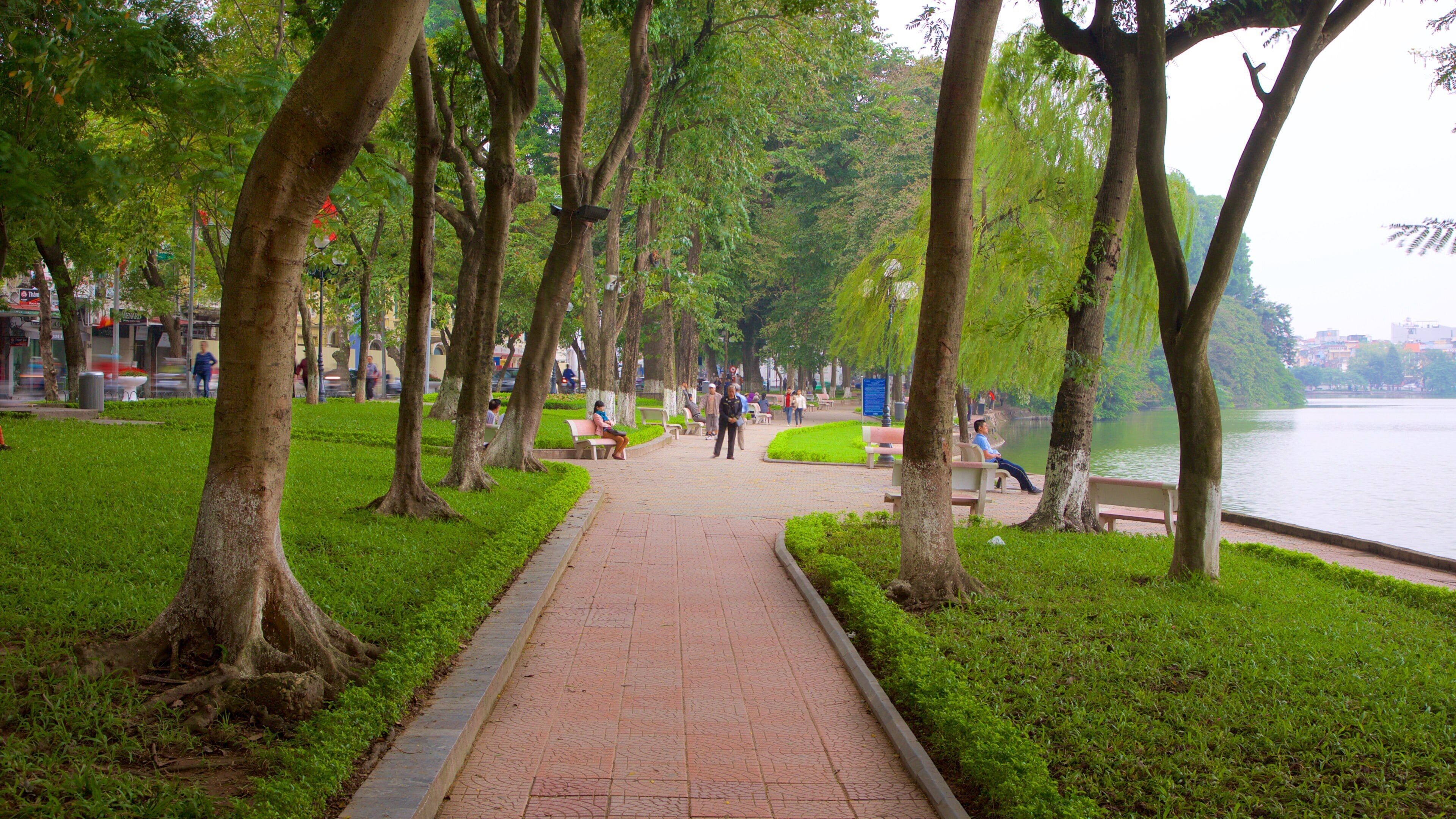 Lago Hoan Kiem que incluye un parque