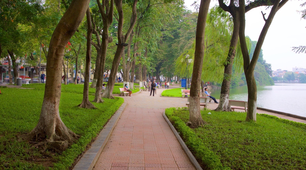 Lago di Hoan Kiem che include giardino