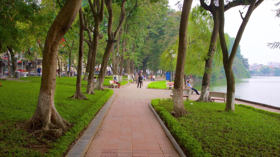Lago Hoan Kiem que incluye un parque