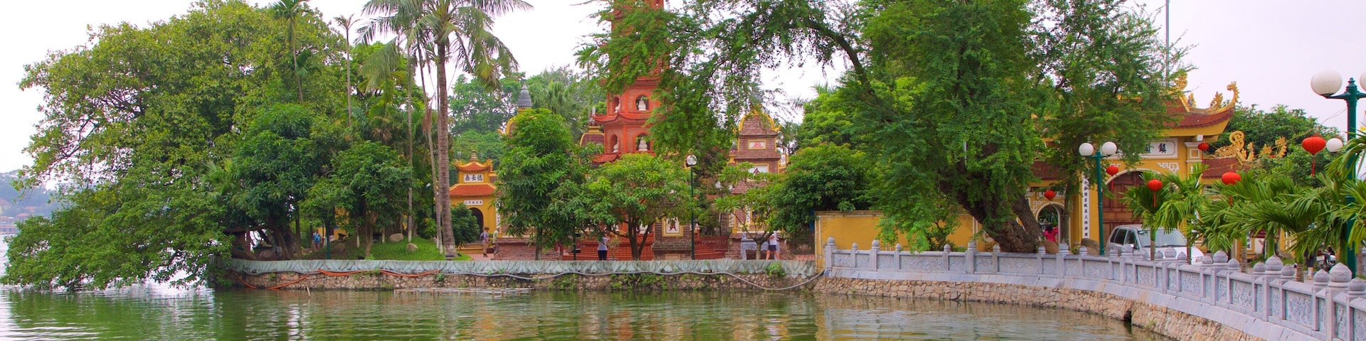 Pagode de Tran Quoc mostrando um rio ou córrego
