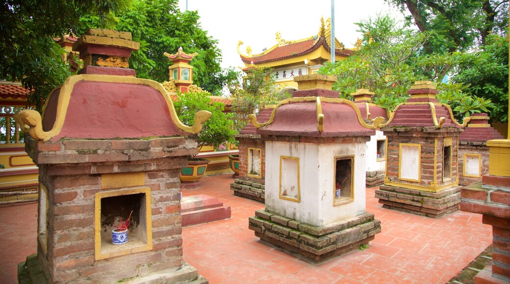 Pagoda Tran Quoc mostrando un templo o lugar de culto y elementos religiosos