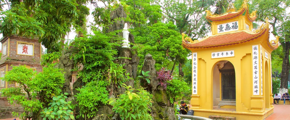 Tran Quoc Pagoda showing a garden, a temple or place of worship and a fountain