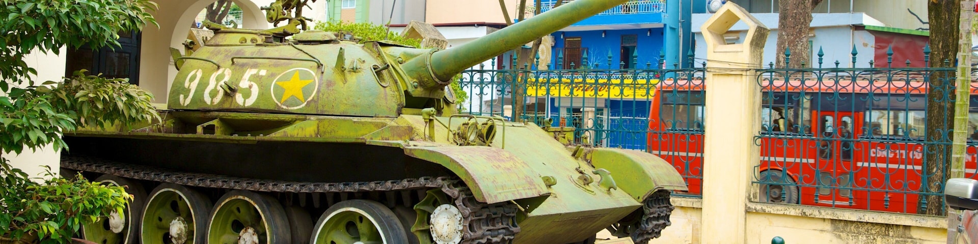 Museu da Guerra de Hanói mostrando itens militares