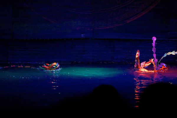 Wasserpuppentheater Thang Long mit einem Theater, Nachtleben und bei Nacht