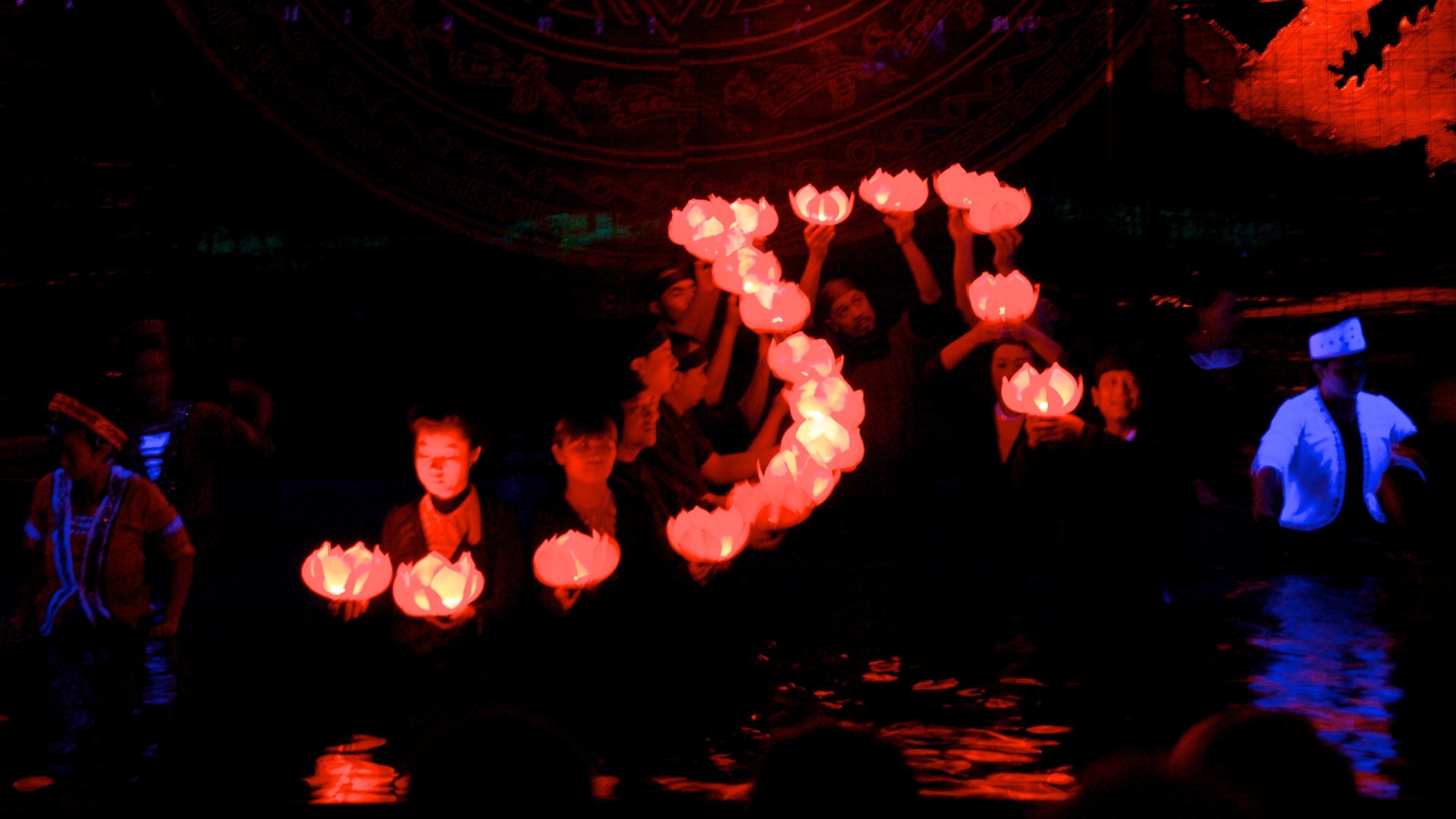 Teatro Thang Long Water Puppet que incluye escenas de teatro, escenas nocturnas y vistas de interior