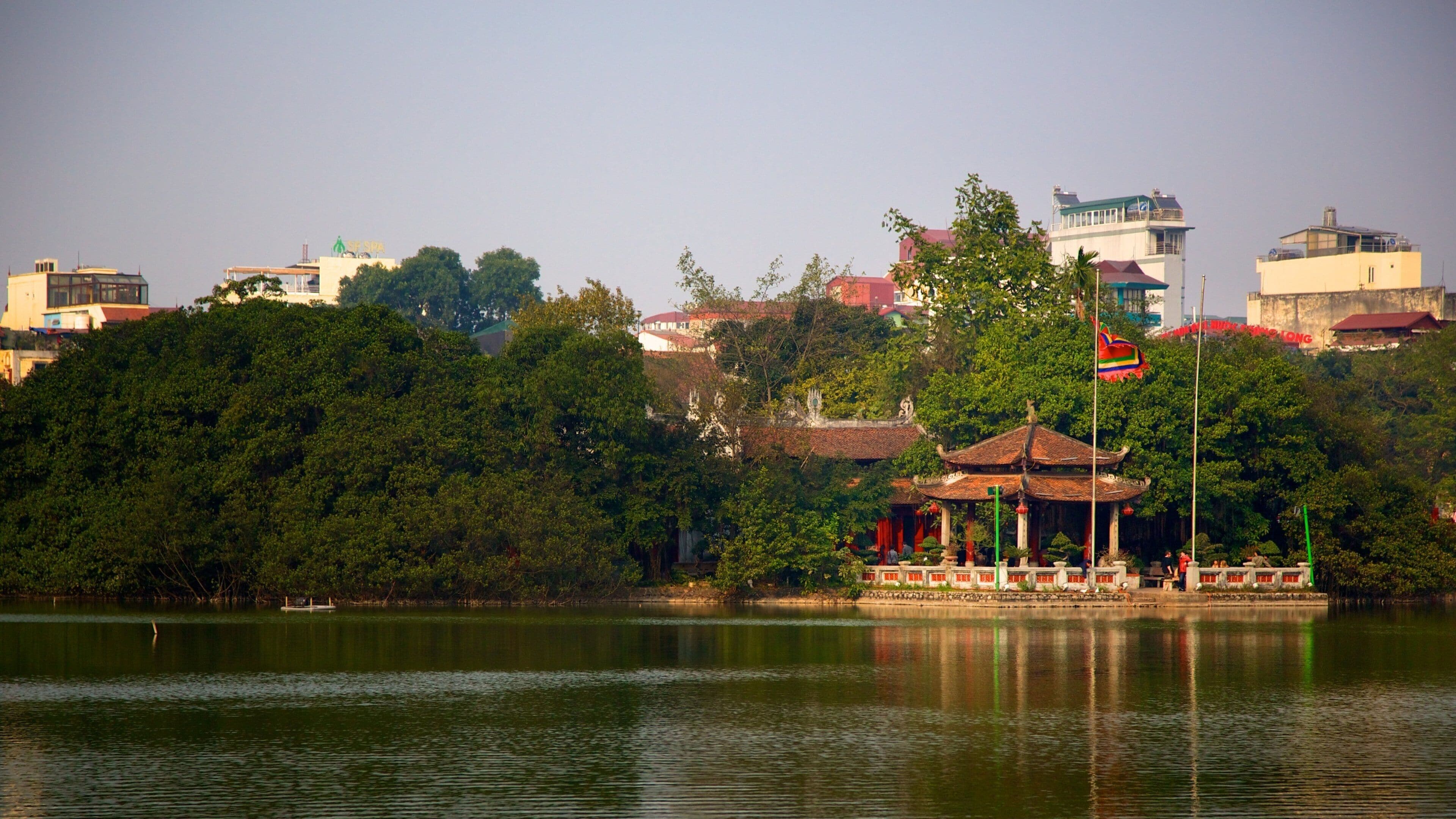 Lago di Hoan Kiem mostrando lago o sorgente d\'acqua