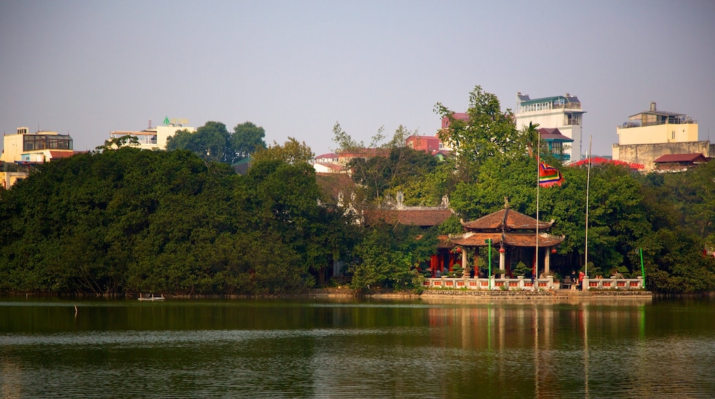 Lago di Hoan Kiem mostrando lago o sorgente d\'acqua