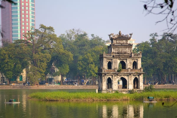 Lac Hoan Kiem qui includes lac ou étang, patrimoine architectural et monument