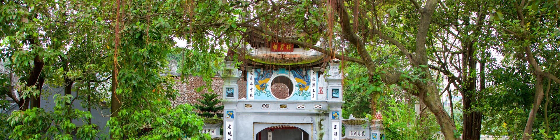 Ngá»c-SÆĄn-Tempel welches beinhaltet BrĂŒcke sowie einzelne Frau