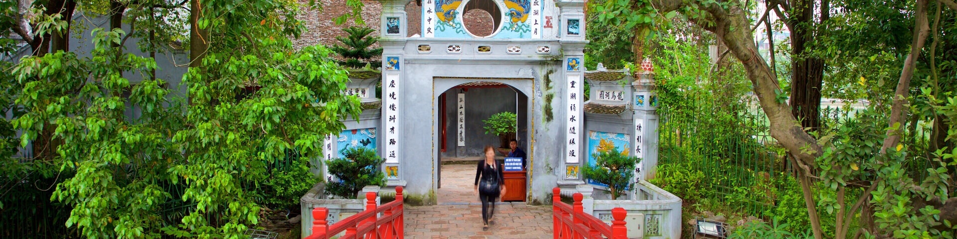 Templo de Ngoc Son que incluye un puente y también una mujer
