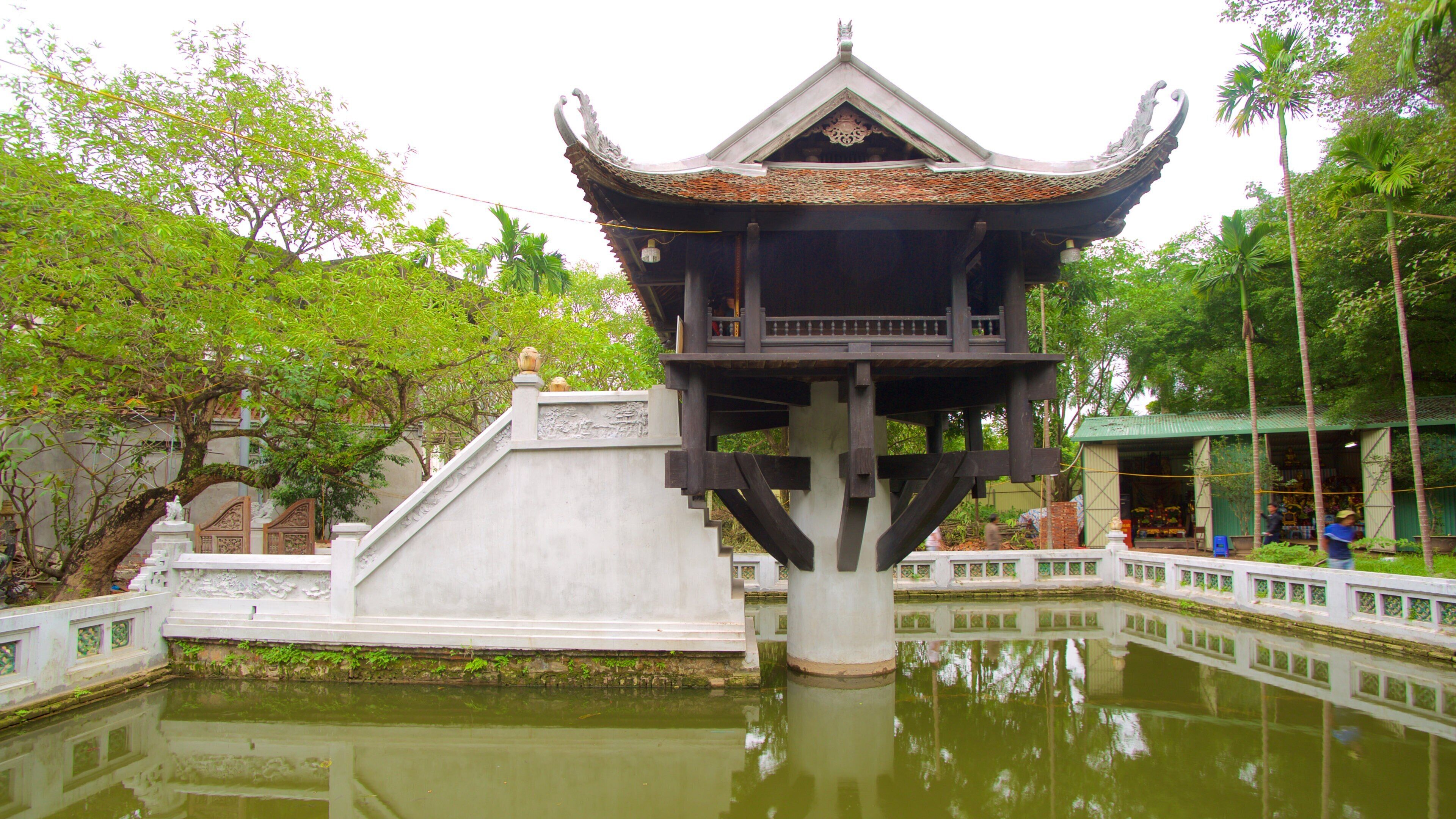 One Pillar Pagoda which includes a park and a pond