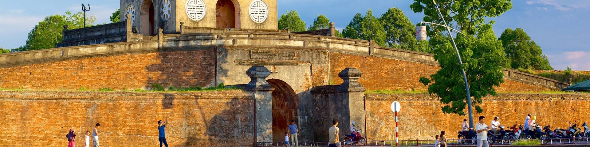 Kejsarstaden som inkluderar ett tempel eller plats för dyrkan, en trädgård och historiska element