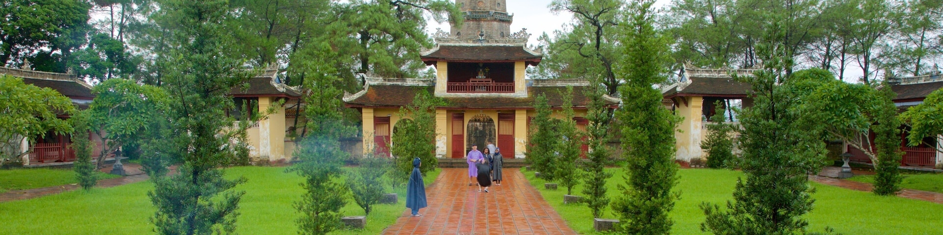 Pagode de Thien Mu caracterizando arquitetura de patrimônio, elementos religiosos e um templo ou local de adoração