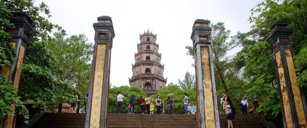Thien-Mu-Pagode welches beinhaltet Wälder und Tempel oder Andachtsstätte sowie kleine Menschengruppe