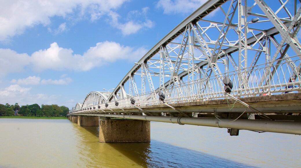 Puente de Truongtien que incluye un río o arroyo y un puente