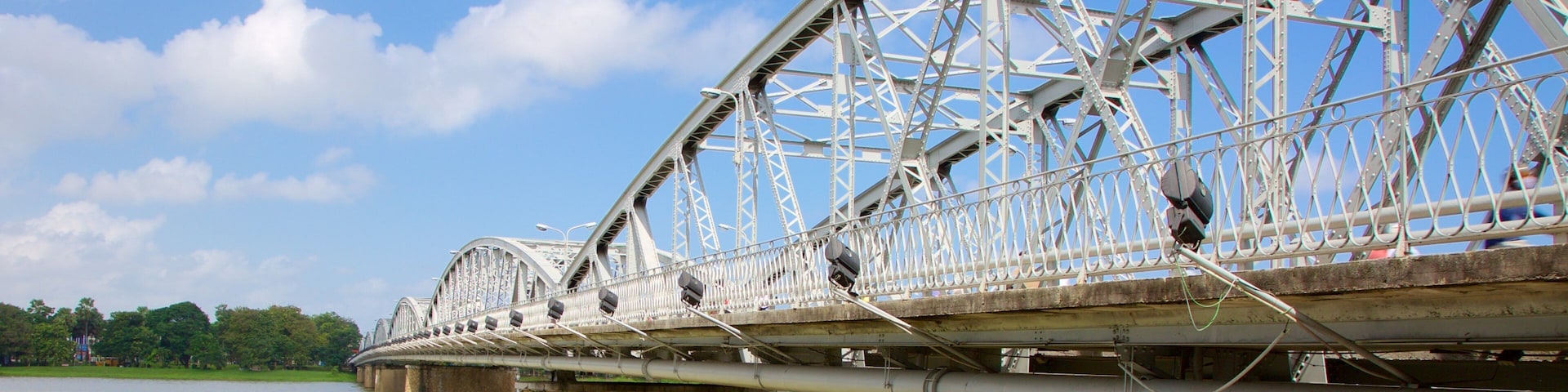 Puente de Truongtien mostrando un puente y un río o arroyo