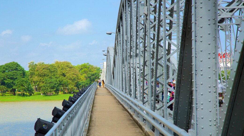 Ponte di Truongtien mostrando ponte