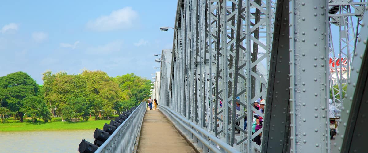 Truongtien Bridge featuring a bridge