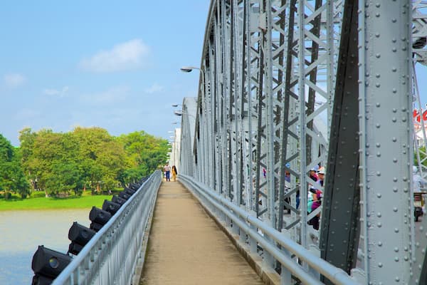Truongtien Bridge welches beinhaltet Brücke