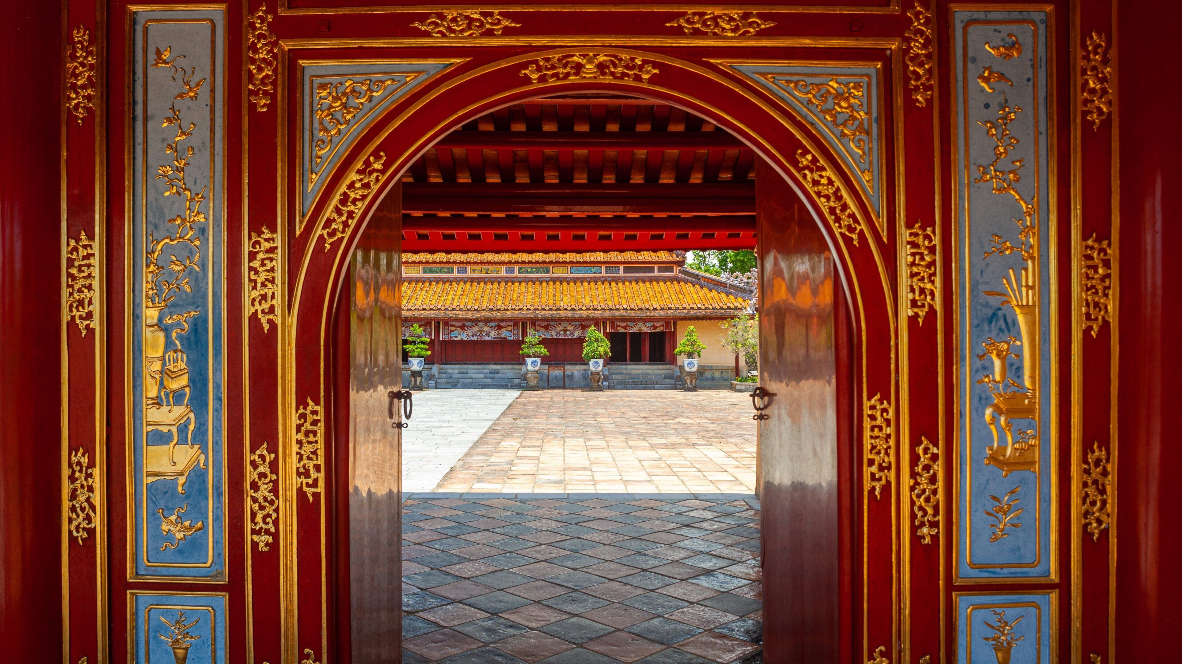 Tomb of Minh Mang which includes interior views and heritage elements