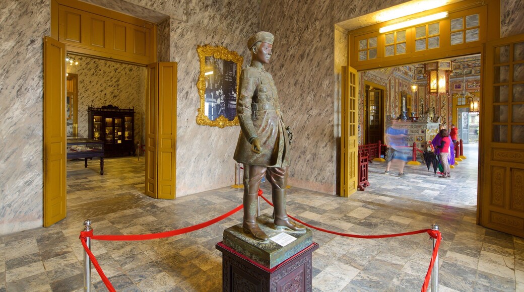 Khai Dinhs grav som visar en staty eller skulptur, interiörer och ett tempel eller plats för dyrkan