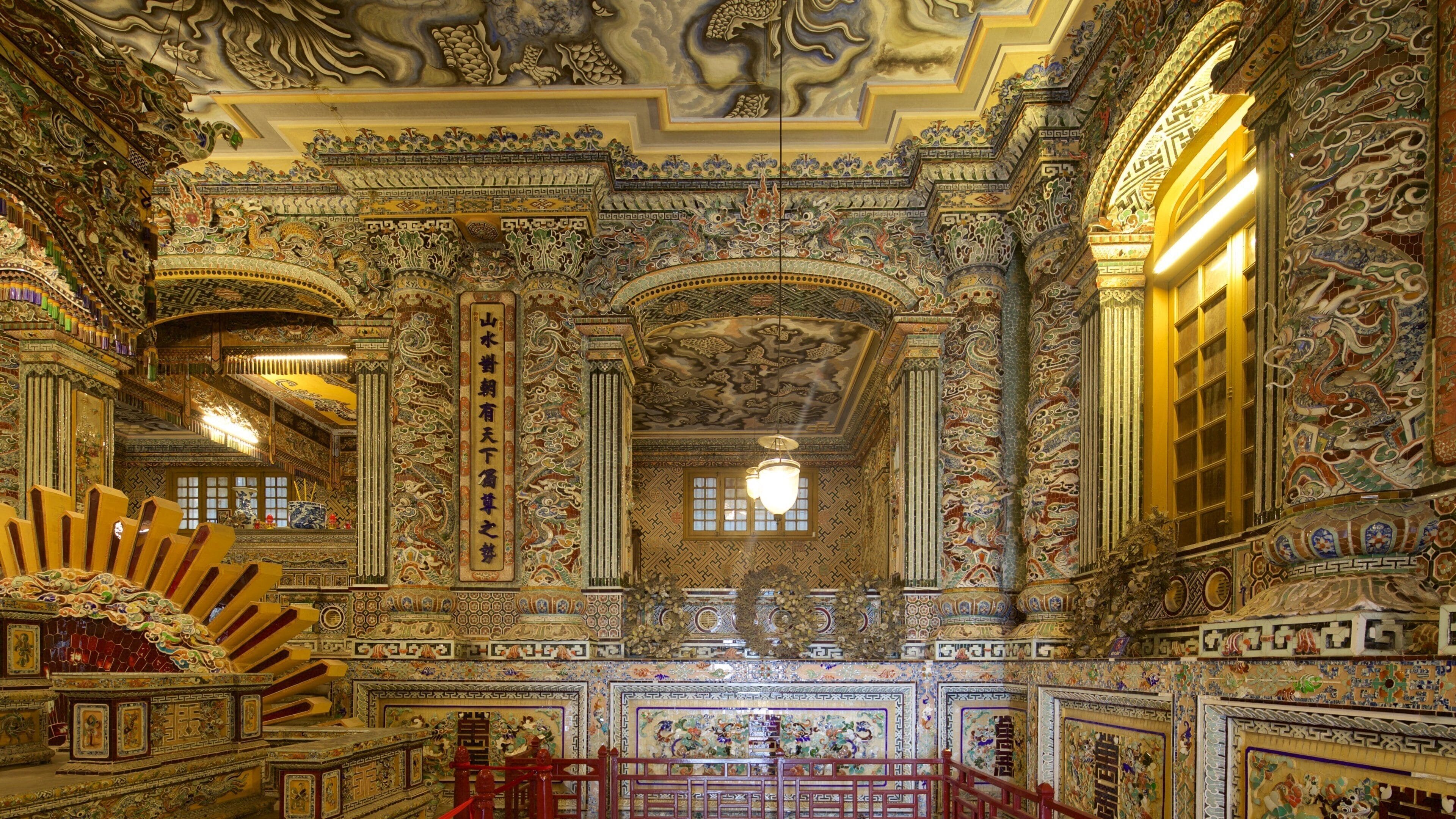 Tumba de Khai Dinh que inclui arquitetura de patrimônio, arte e um templo ou local de adoração