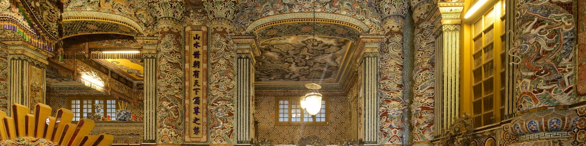 Tumba de Khai Dinh que inclui arquitetura de patrimônio, arte e um templo ou local de adoração