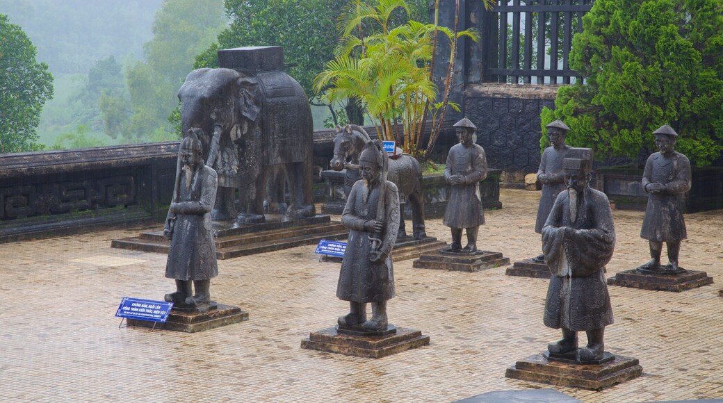 Khai Dinhs grav som inkluderar en staty eller skulptur och religiösa aspekter