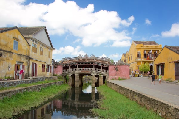 Japanilainen silta joka esittää silta, pieni kaupunki tai kylä ja järvi tai vesikuoppa