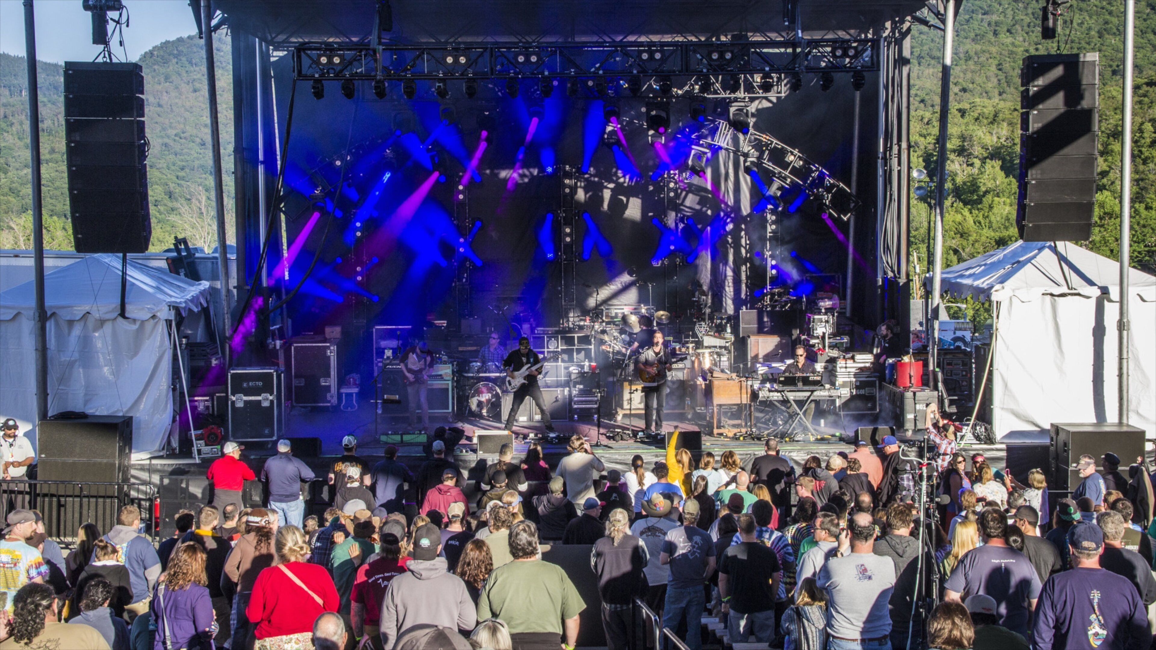 สกีรีสอร์ต Jay Peak แสดง ศิลปะการแสดง และ ดนตรี ตลอดจน คนกลุ่มใหญ่