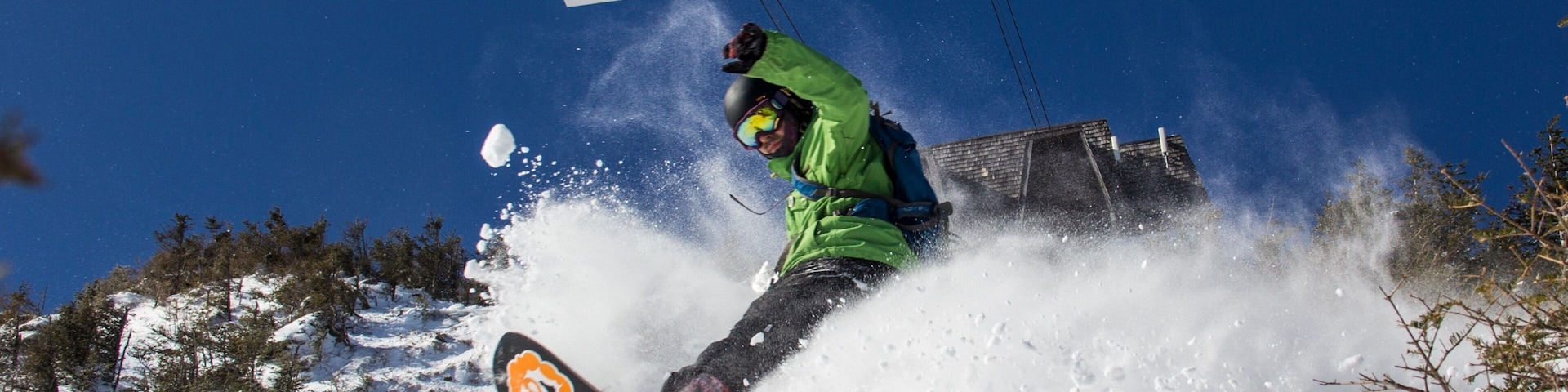 Jay Peak Ski Resort caracterizando snowboard, neve e uma gôndola