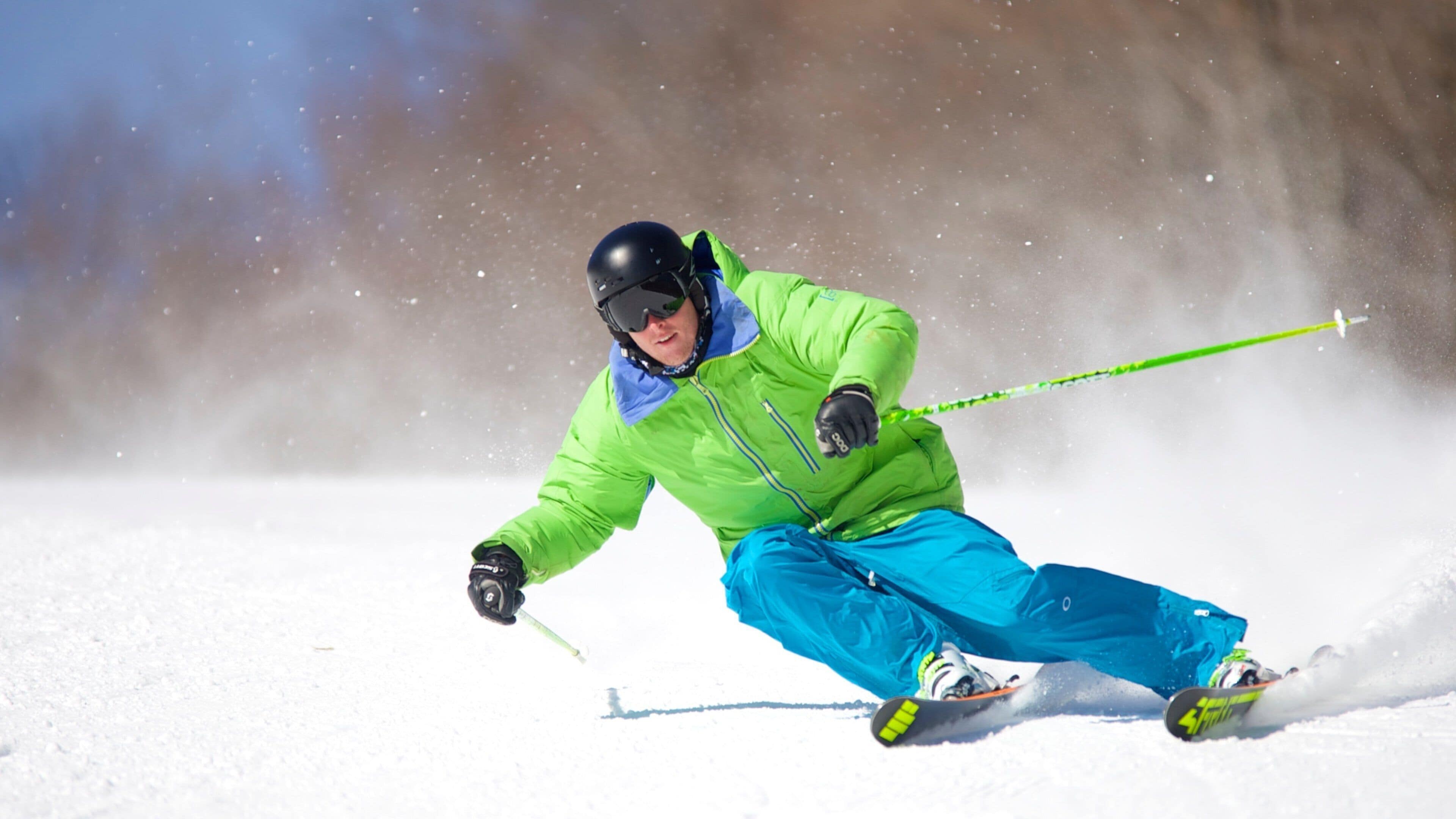 Club de golf Okemo Valley ofreciendo nieve y esquí y también un hombre
