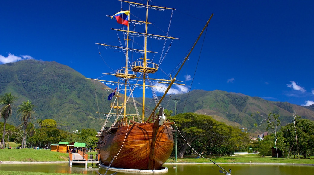 Parque del Este que incluye un lago o espejo de agua